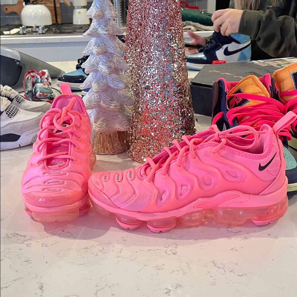 Nike Air VaporMax Plus in Bright Pink
